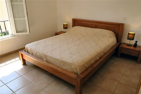 La grande chambre &agrave; l'&eacute;tage est &eacute;quip&eacute;e d'un lit dont le matelas mesure 160 x 200 cm.